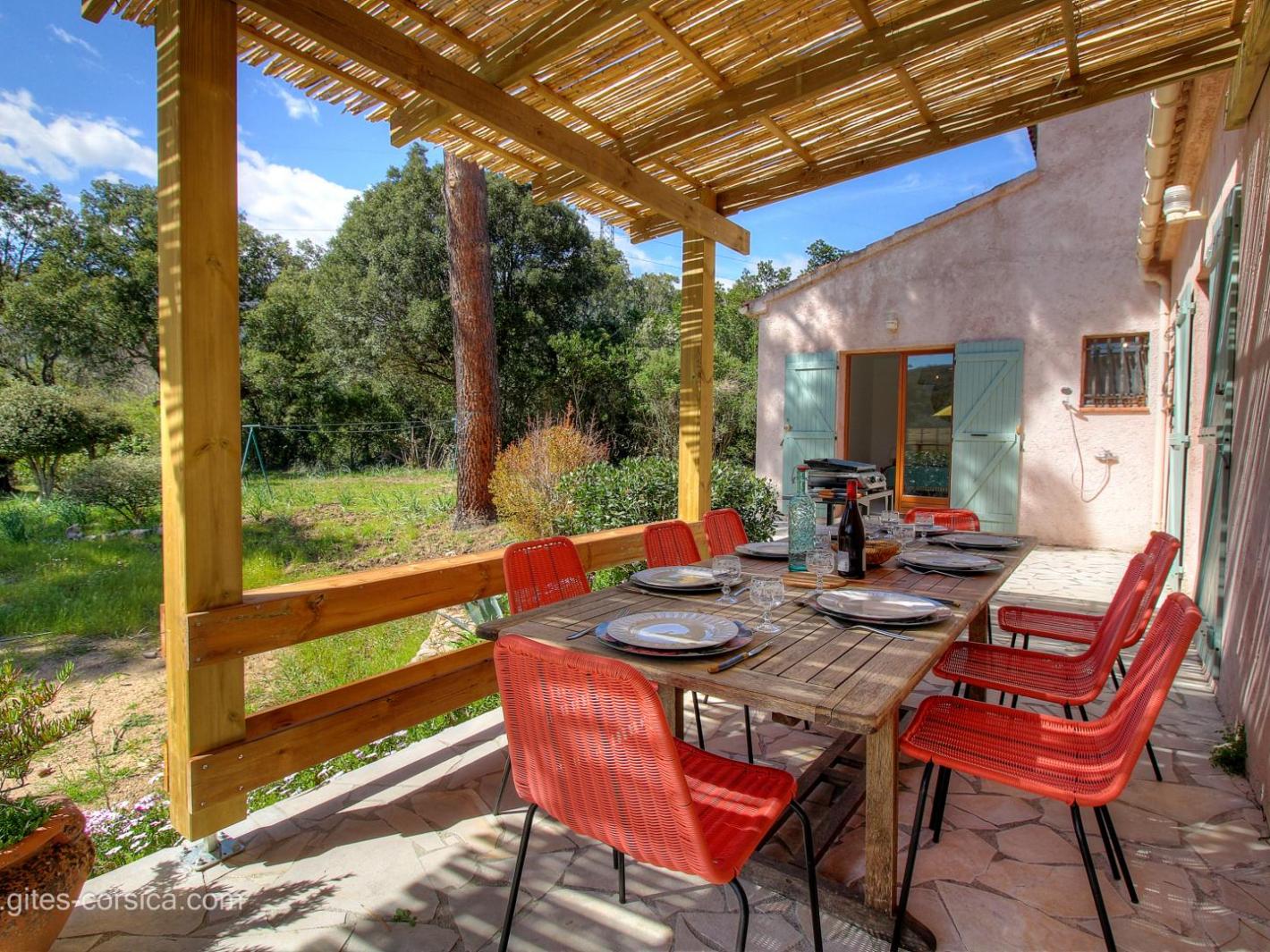 Coin repas et vue chambre extérieur