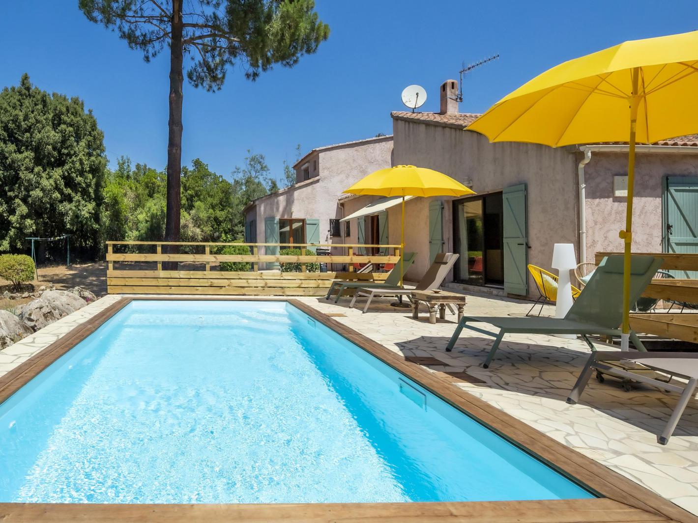 Piscine et maison côté terrain