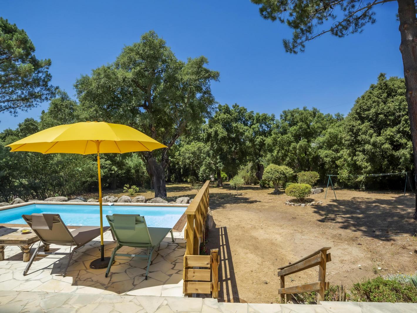 Terrain côté piscine