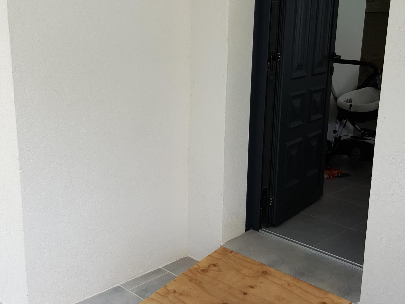  Accés villa :  Pent incliné pour fauteuil roulant