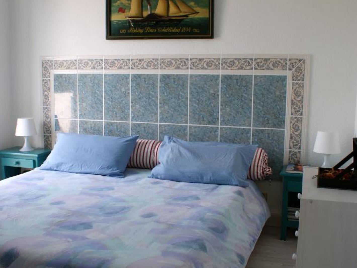Chambre avec lit 180cm matelat neuf trés cofortable