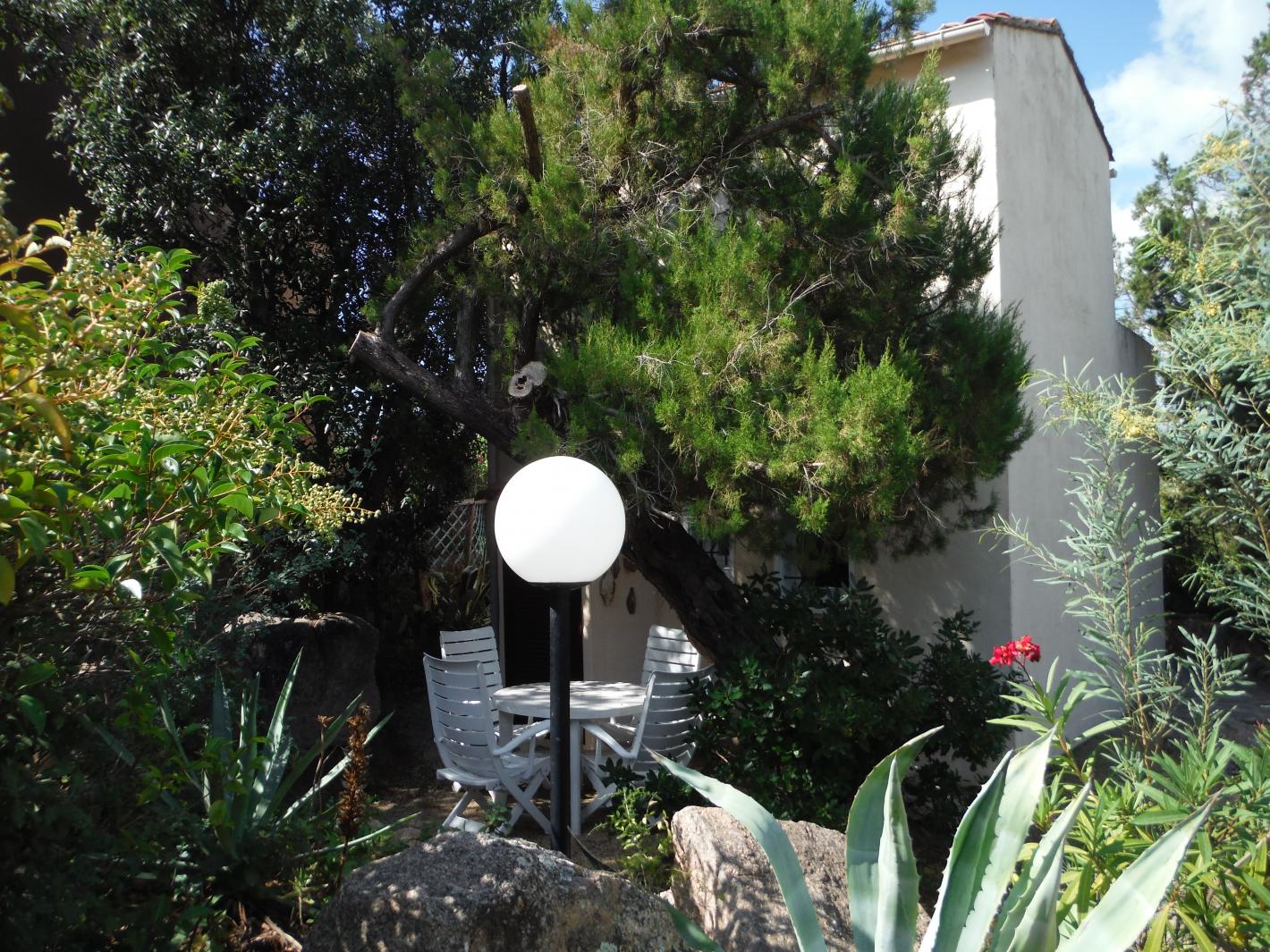 2ème  terrasse ombragée à l'arrière de la maison  