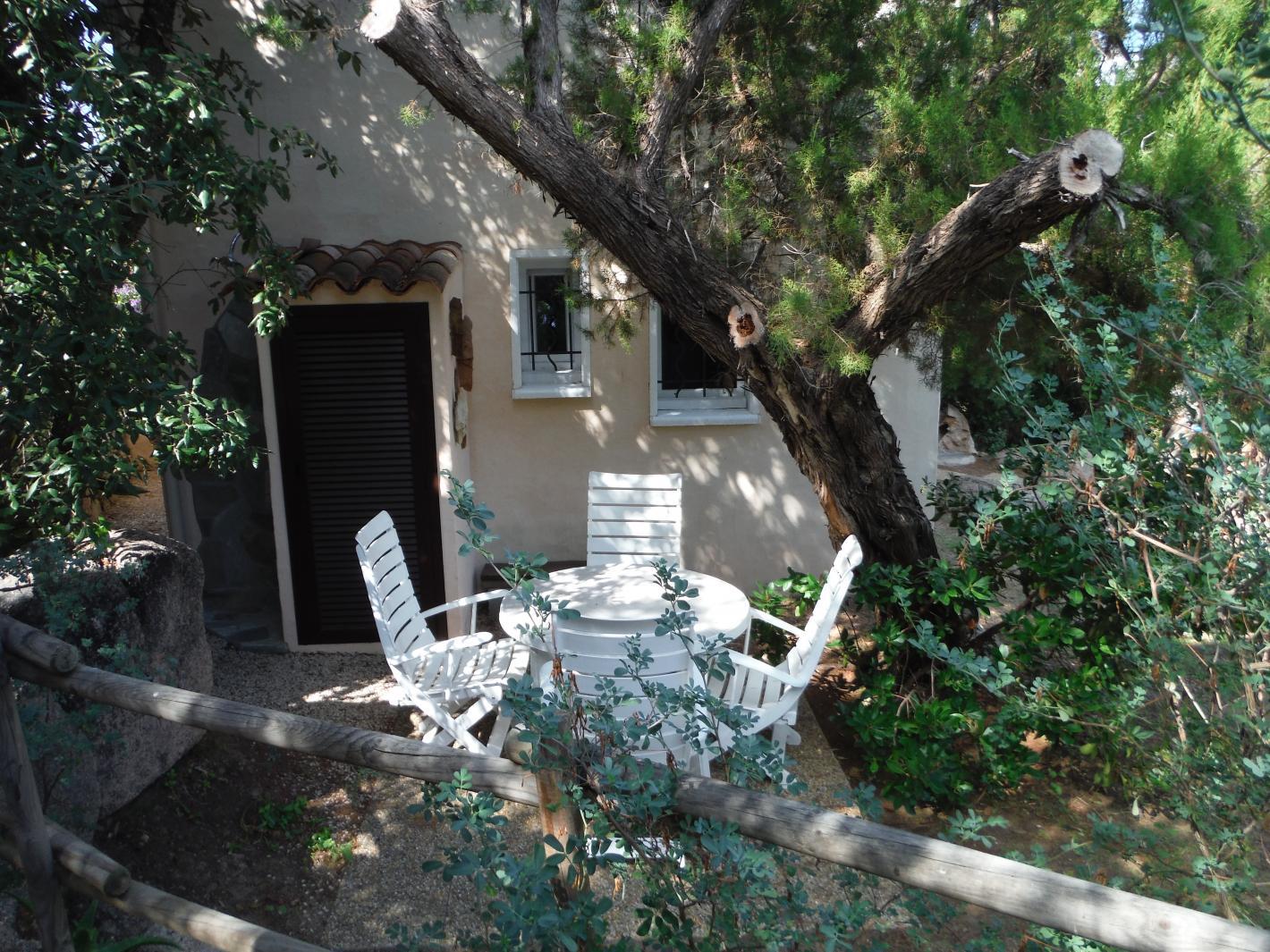 Arrière de la maison avec terrasse ombragée